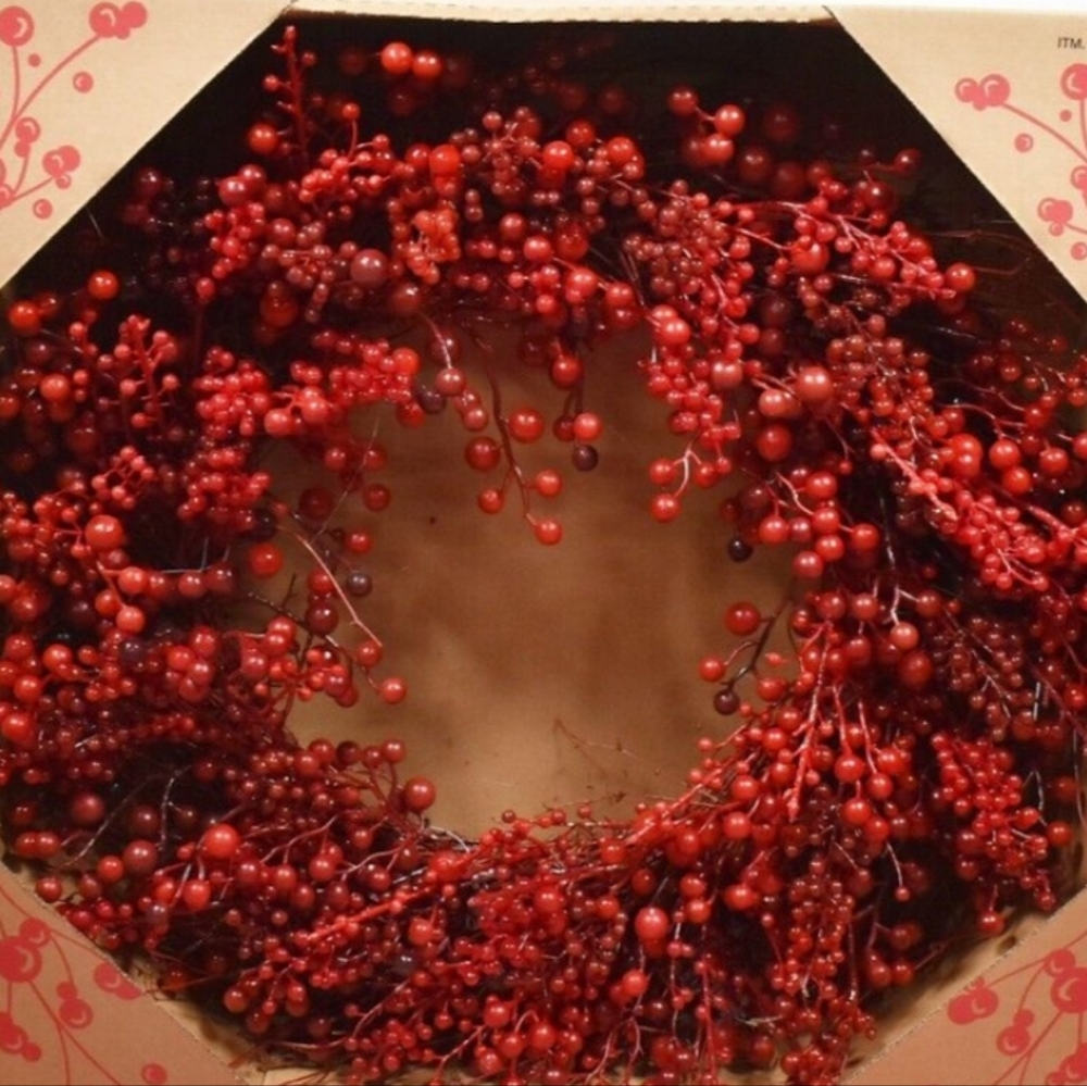 Holiday 28" Artificial Red Berry Wreath brand spanking new